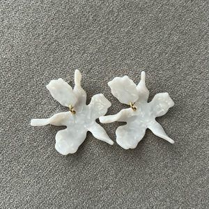 Like new Lele Sadoughi white marble flower earrings